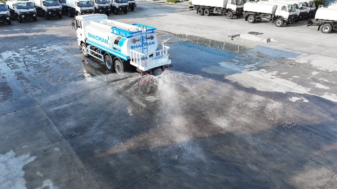 Cysterna na wodę SHACMAN H3000 4X2 z silnikiem 336KM, zbiornikiem 10m³ i kierownicą po lewej stronie, Euro Ⅲ